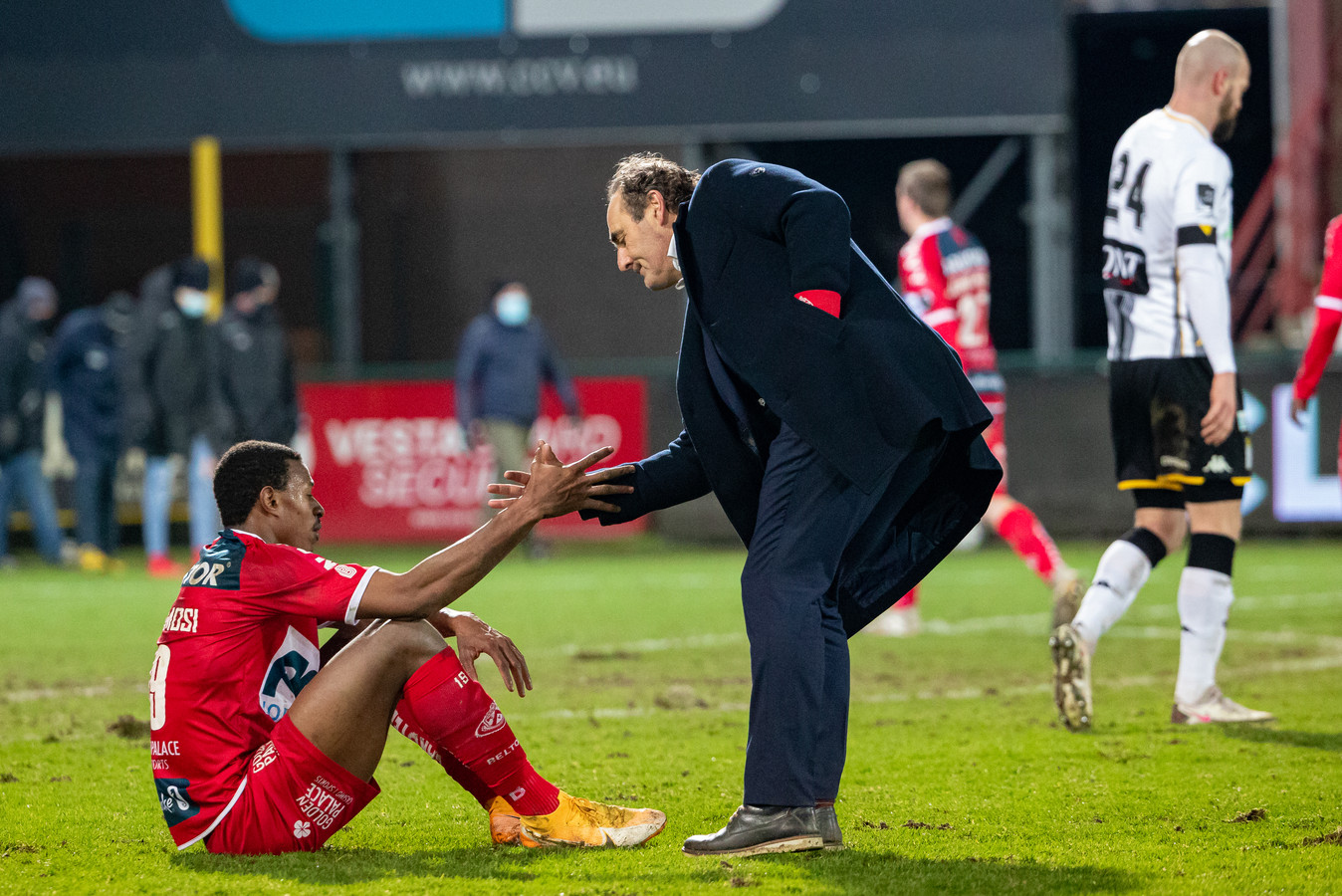 Yves Vanderhaeghe remercié par Courtrai, Luka Elsner lui succède | Foto | 7sur7.be