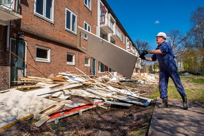 Op verschillende plekken in Amersfoort worden nu oude sociale huurwoningen gesloopt om er nieuwe voor terug te bouwen, zoals hier in de Kruiskamp.