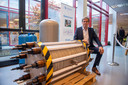 Initiatiefnemer Gerard Schröder van H2Hub Twente met onderdelen van de elektrolyser waarmee in Almelo waterstof geproduceerd gaat worden.