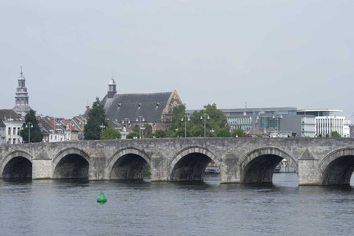 De Servaasbrug in Maastricht. Volgens het plan moet de eerste tram tussen Maastricht en Hasselt in 2023 rijden, om dan in 2024 volledig in exploitatie te kunnen gaan.