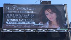 Moeder zet dochter die overleed aan overdosis op reclamebord: "Het was haar droom om model te worden”