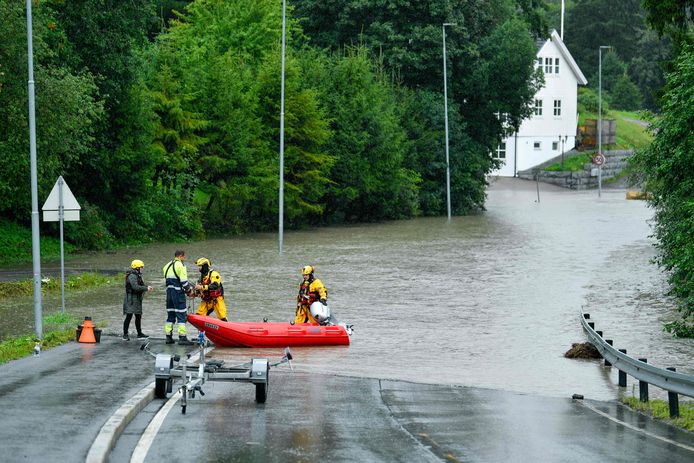Verpleegkundige Ingrid-Marie Nyborg (links) krijgt hulp van de reddingsdiensten om naar haar werk te gaan in Oslo. De enige 'uitweg' is via een rubberboot.