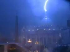 La foudre s'abat sur le Vatican: le photographe raconte