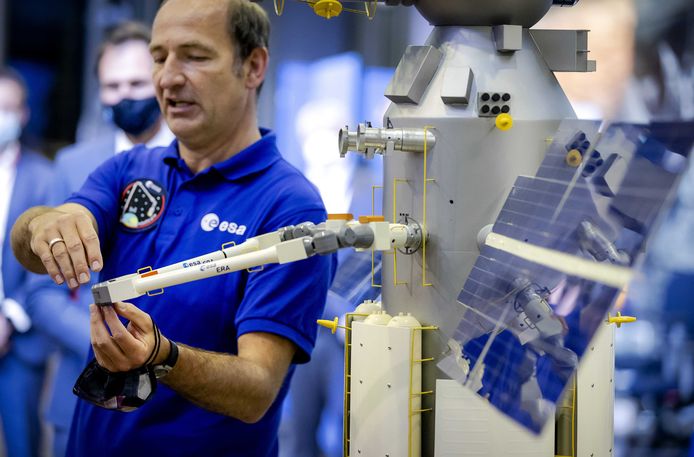 Een schaalmodel van de European Robotic Arm (ERA) voor het Internationale Ruimtestation (ISS) tijdens een demonstratie eerder deze maand in Noordwijk.