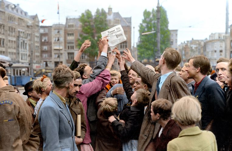 De krant van 10 augustus 1945 meldt dat Japan is gecapituleerd. Trouw wordt verkocht op de Amsterdamse Dam.  Beeld Historisch Documentatiecentrum voor het Nederlands Protestantisme, Vrije Universiteit. Beeldbewerking Jakob Lagerweij