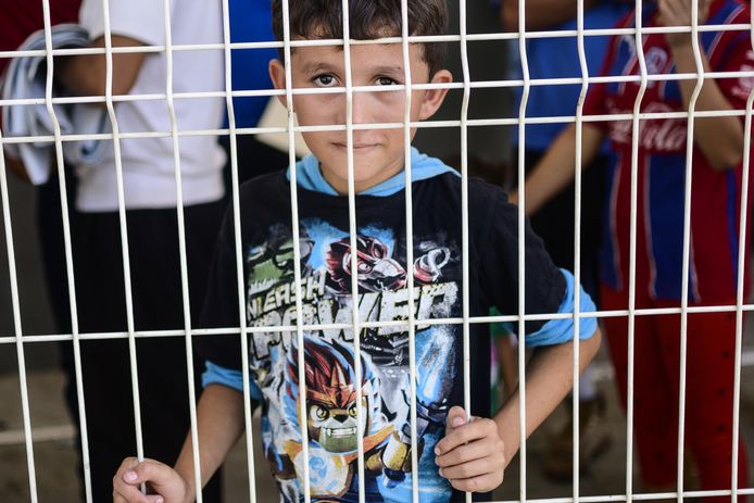 Een jongetje wordt vastgehouden in een migratiecentrum in Ciudad Hidalgo in Mexico.