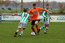 Bram van Mierlo van SVSH aan de bal met Thijs Bellemakers voor zich en in zijn rug Yoerd Rooijakkers.