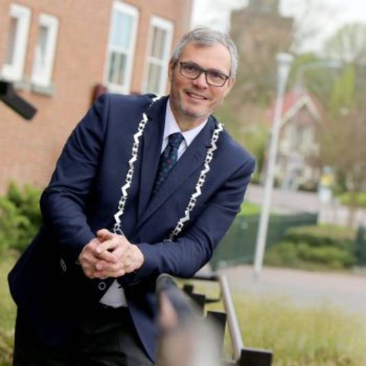 Burgemeester Jan Kottelenberg van Neder-Betuwe roept inwoners op zich alsnog te laten vaccineren.