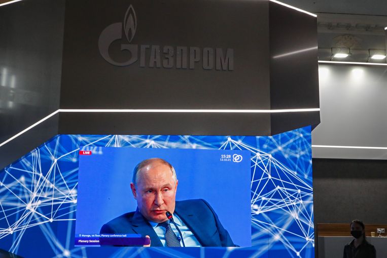 De Russische president Vladimir Poetin, met in beeld het logo van energiebedrijf Gazprom, in oktober tijdens een energiecongres in Moskou. Beeld EPA