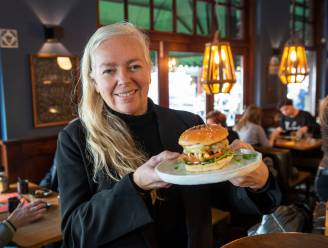 Restaurant Zeezicht serveert duurzame hamburger op gerecycled bord: ‘Ik neem nu voor lief dat het me meer geld kost’