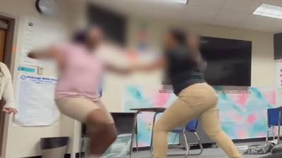 KIJK. Leerkracht op staande voet ontslagen nadat leerling stiekem filmt hoe ze vechtpartijen organiseert tijdens haar les