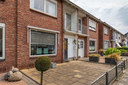 Een rijtjeshuis in Enschede dat momenteel te koop staat voor ongeveer een tiende van prijs van de vergelijkbare woning in Amsterdam.