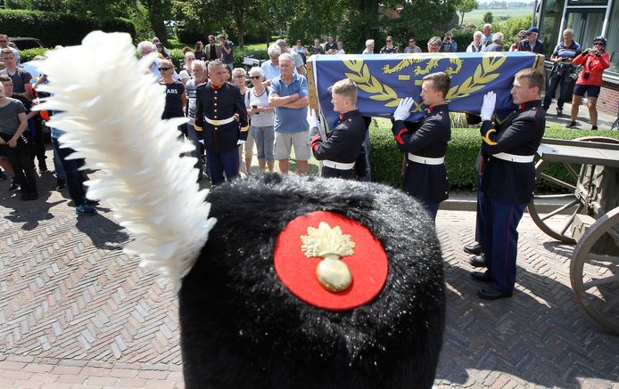 Schelte van Aysma wordt na eeuwen met militaire eer opnieuw bijgezet. De Fries is een voorvader van Apeldoorner Frans Lauta van Aysma (73).