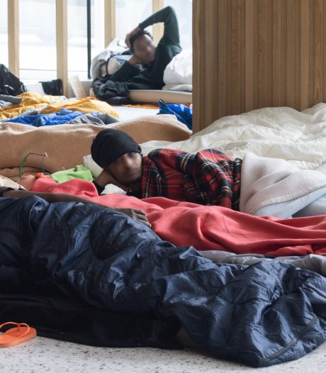 Les demandeurs d'asile occupent toujours le bâtiment du futur centre de crise: “Nous ne manquons de rien”