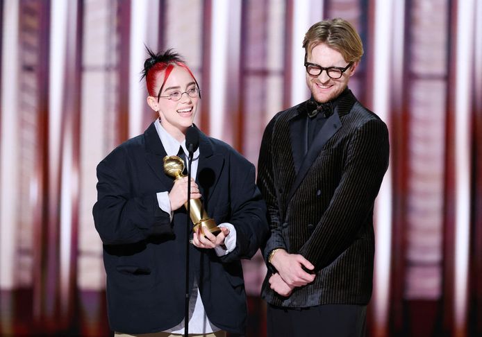 Billie Eilish en haar broer Finneas tijdens de uitreiking van de Golden Globes.