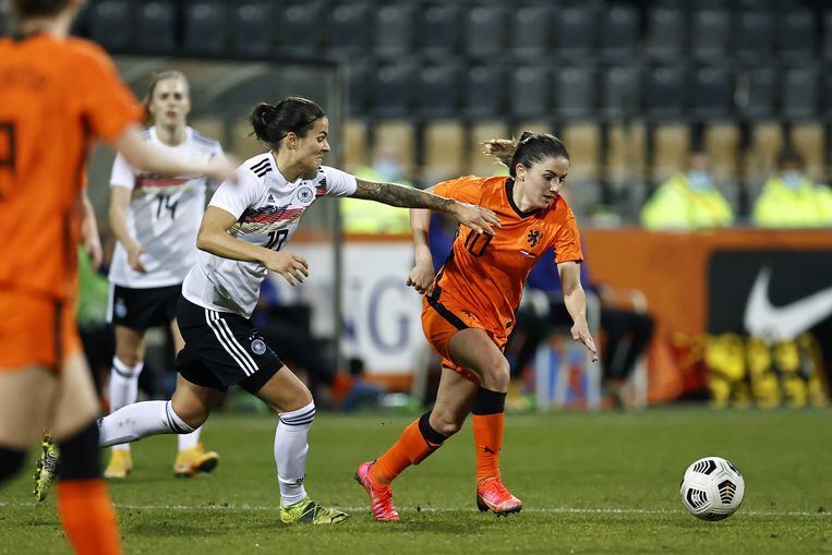 Na 21 Jaar Winnen De Nederlandse Voetbalvrouwen Weer Eens Van Duitsland Trouw