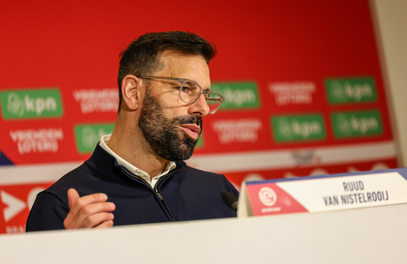 Trainer Ruud van Nistelrooij bij het laatste persmoment van PSV voor de winterstop.