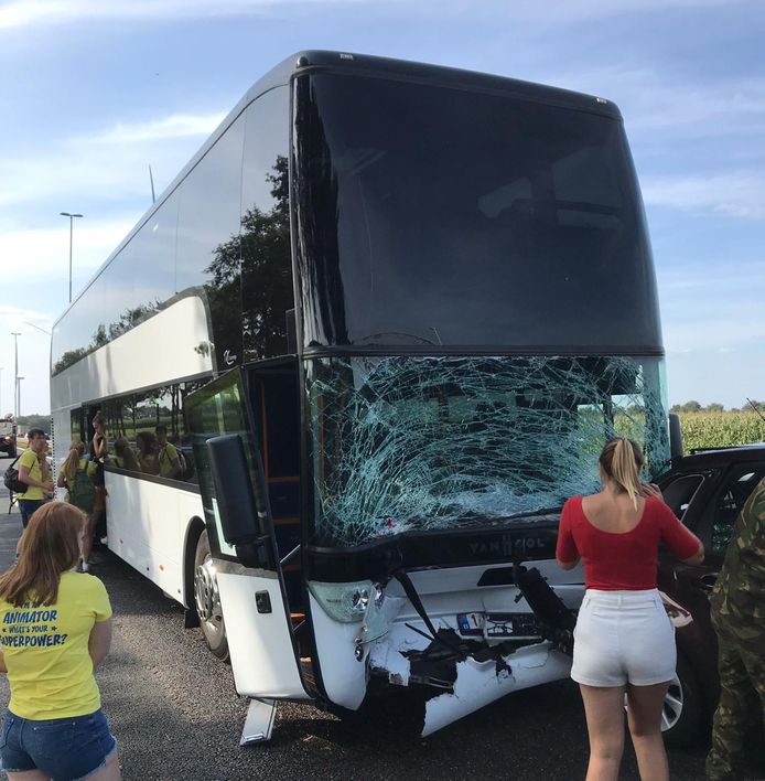 De bus knalde volgens getuigen op een ongeval dat net voor hen gebeurde