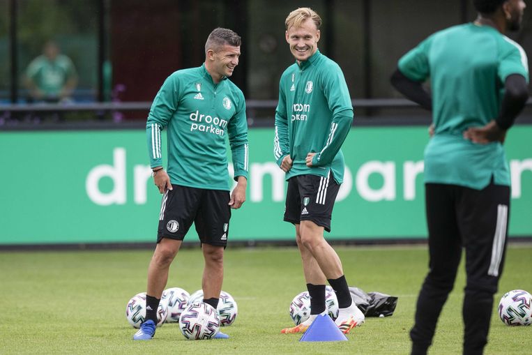 Feyenoordspelers Bryan Linssen (l) en Mark Diemers op het veld van trainingscomplex 1908.  Beeld ANP