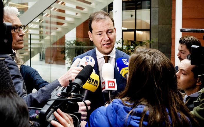 Vicepremier Lodewijk Asscher is in gesprek met media na een overleg met vertegenwoordigers van Turkse organisaties over de diplomatie rel tussen Turkije en Nederland.