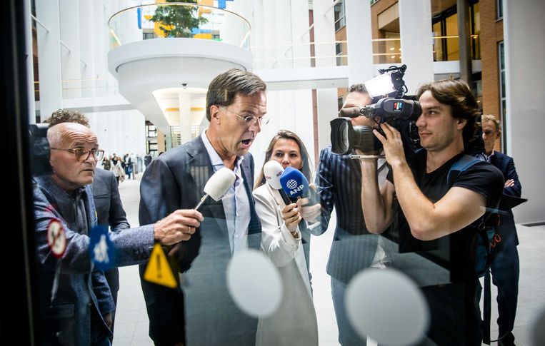 Premier Rutte verlaat een coalitieoverleg. Beeld ANP