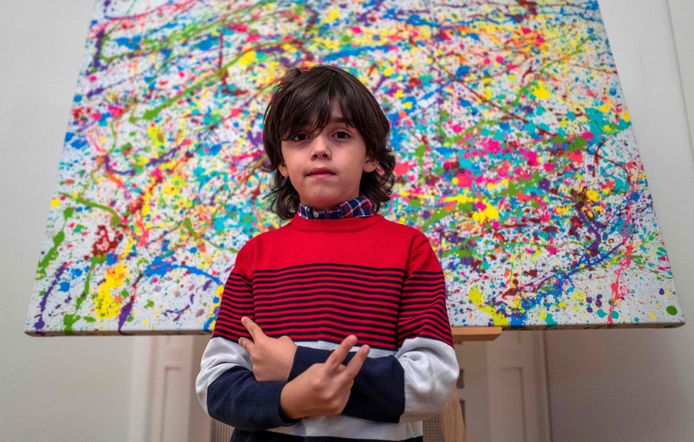 Mikail Akar is amper zeven jaar oud en verkoopt al schilderijen die duizenden euro’s waard zijn.