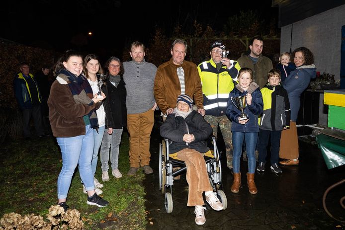 Bewoners van de Hollekelderstraat steken Bernard en Margreet een hart onder de riem.