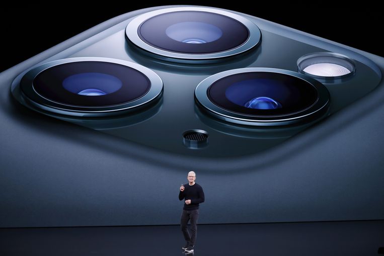 Apple-baas Tim Cook met op de achtergrond de drie camera's van de iPhone 11 Pro Beeld EPA