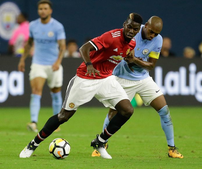 Paul Pogba in duel met Manchester City-captain Fernandinho.