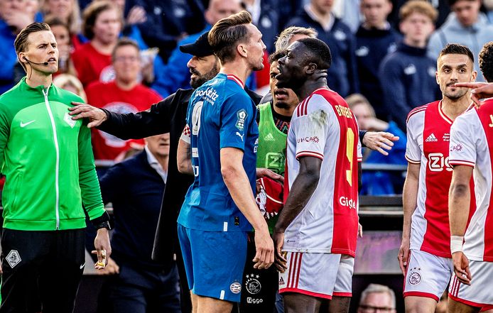 PSV troeft Ajax wéér af in finale vol opstootjes: ‘Je bereikt er niks ...