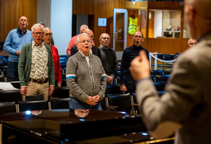 Een kijkje bij een van de twee overgebleven mannenkoren van Rotterdam, repetitie in de Alexanderkerk.
