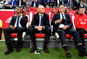 Aron Winter, Marcel Keizer, Hennie Spijkerman en Carlo l'Ami op de bank voor Ajax - Rosenborg (0-1).