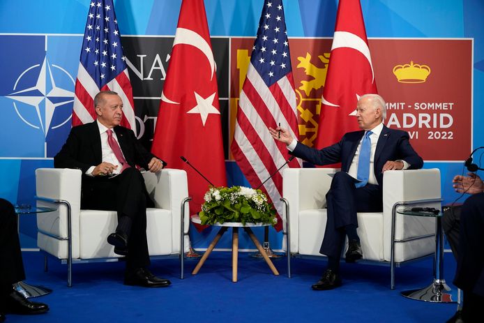 Amerikaanse president Joe Biden tijdens een meeting op de NAVO-top met Turks President Recep Tayyip Erdogan.