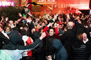 Feyenoord-supporters vierden 6 mei de overwinning op Olympique Marseille op het Stadhuisplein.