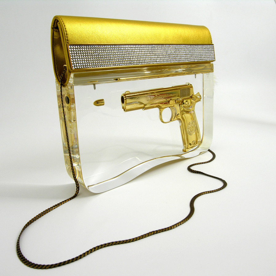 Lady K, gouden pistool en kogel in acrylaat gegoten. Foto Atelier Ted Noten.