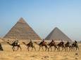 Een gids leidt toeristen langs de wereldberoemde piramides bij Gizeh in Egypte. (03/05/24)