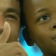 Kleine voetbalfan heeft de tijd van zijn leven met Braziliaanse voetbalsterren