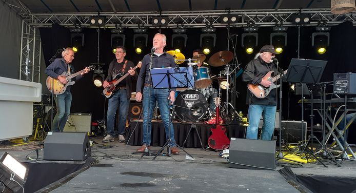 De Oijense band Paradox op het podium van Aktiepop: ,,Optreden voor publiek blijft toch het allerleukst”.