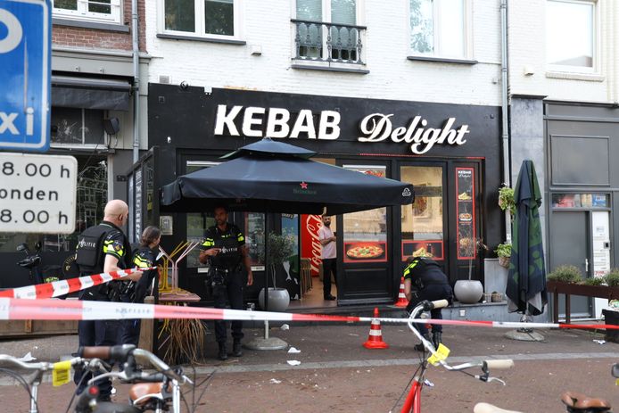 Agenten voeren onderzoek uit bij de beschoten kebabzaak in de Hoogstraat, achter de Korenmarkt in Arnhem.