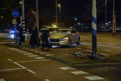 Fietsster raakt lichtgewond bij aanrijding in Arnhem, voetgangersairbag voorkwam erger