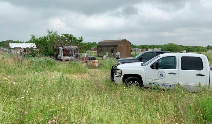 Gerechtsonderzoekers doorzoeken het huis en de omgeving van Freddie Mack in Texas.