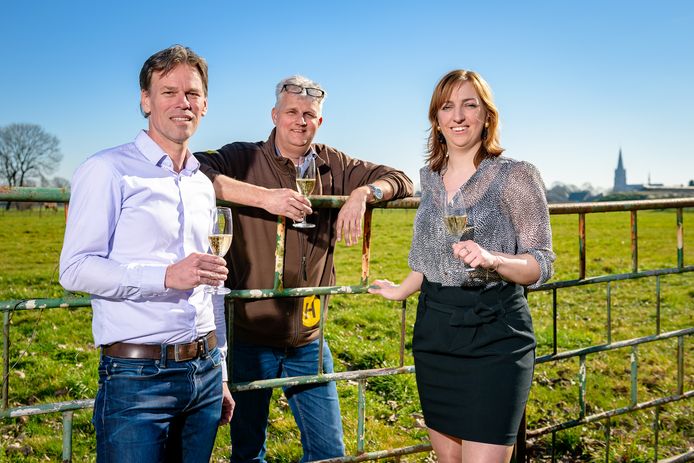 Het directieteam van Hendriks SGR op de locatie waar het bedrijf neerstrijkt. Van links naar rechts: Wichert Spanjers (commercieel directeur), Maarten Aarts (technisch directeur) en Marith Bloem (algemeen directeur).