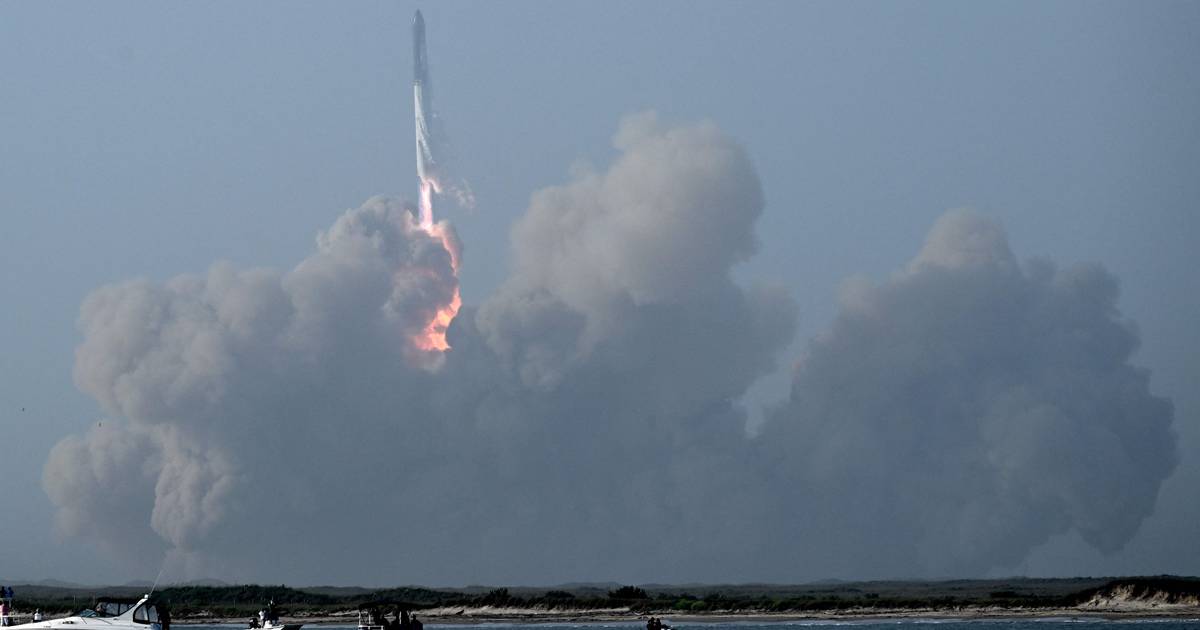 Grootste raket ooit ontploft tijdens eerste testvlucht