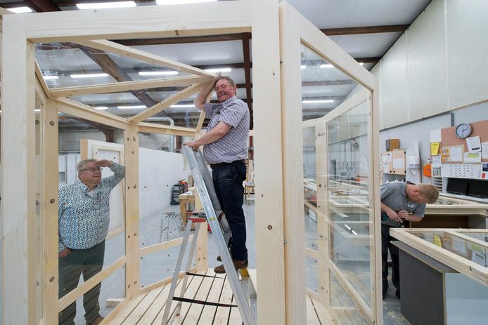 Gert Jan van Ingen (midden) en Mark Hofman (links) hebben handen ineen geslagen en hebben glazen huisjes ontwikkeld die horeca bedrijven op hun terrassen neer kunnen zetten.