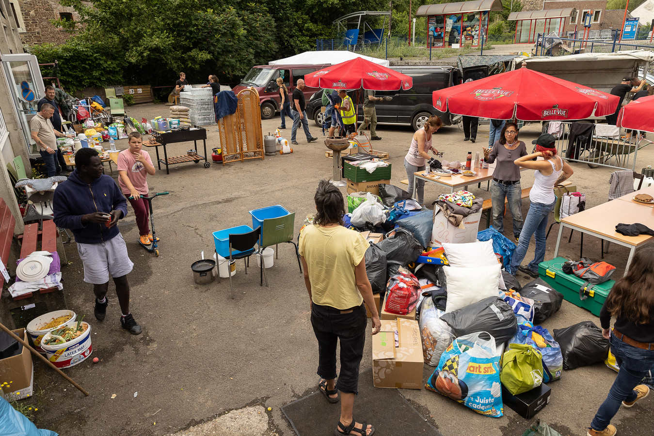 Une illustration montre la distribution de nourriture et de produits alimentaires à Trooz le mardi 27 juillet 2021. La région est toujours en train d'évaluer l'ampleur des dégâts causés par les inondations extrêmement graves qui ont touché la région il y a plus d'une semaine.