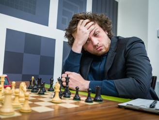 Omstreden schaakgrootmeester Hans Niemann zou in 100 onlinepartijen hebben valsgespeeld