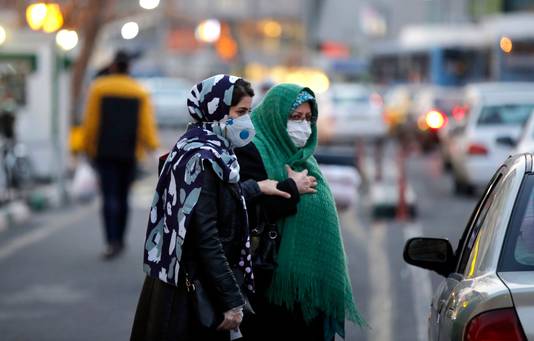 Iraanse vrouwen met mondmaskers in Teheran.