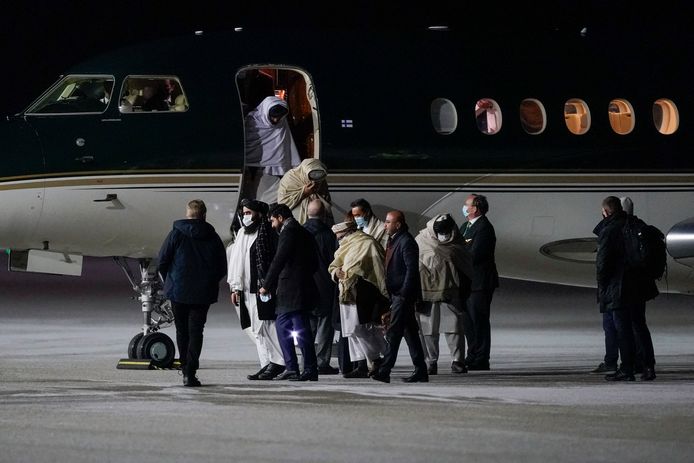 Een delegatie talibanleiders op de luchthaven van Gardermoen in Noorwegen.