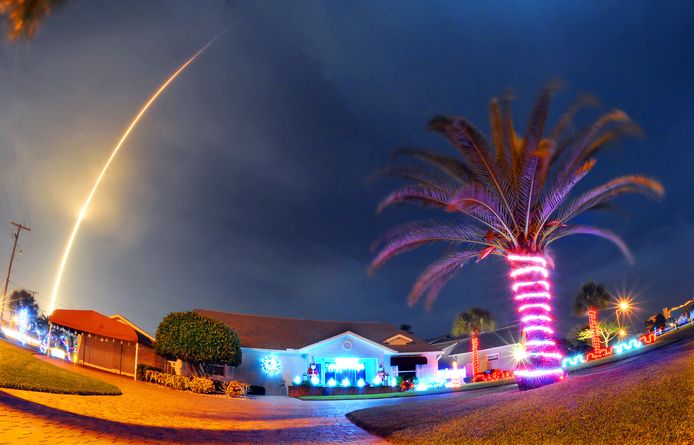 Cocoa Beach  in Florida, hier bij de lancering van een SpaceX Falcon 9-raket  in december 2015 vanaf het naburige Cape Canaveral.