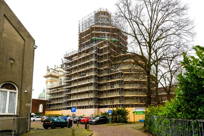 Kapel Saint Louis in de steigers.